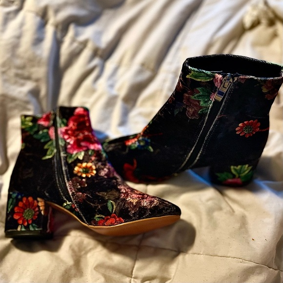 💥NWOT💥 Floral ankle booties never worn - Picture 6 of 10